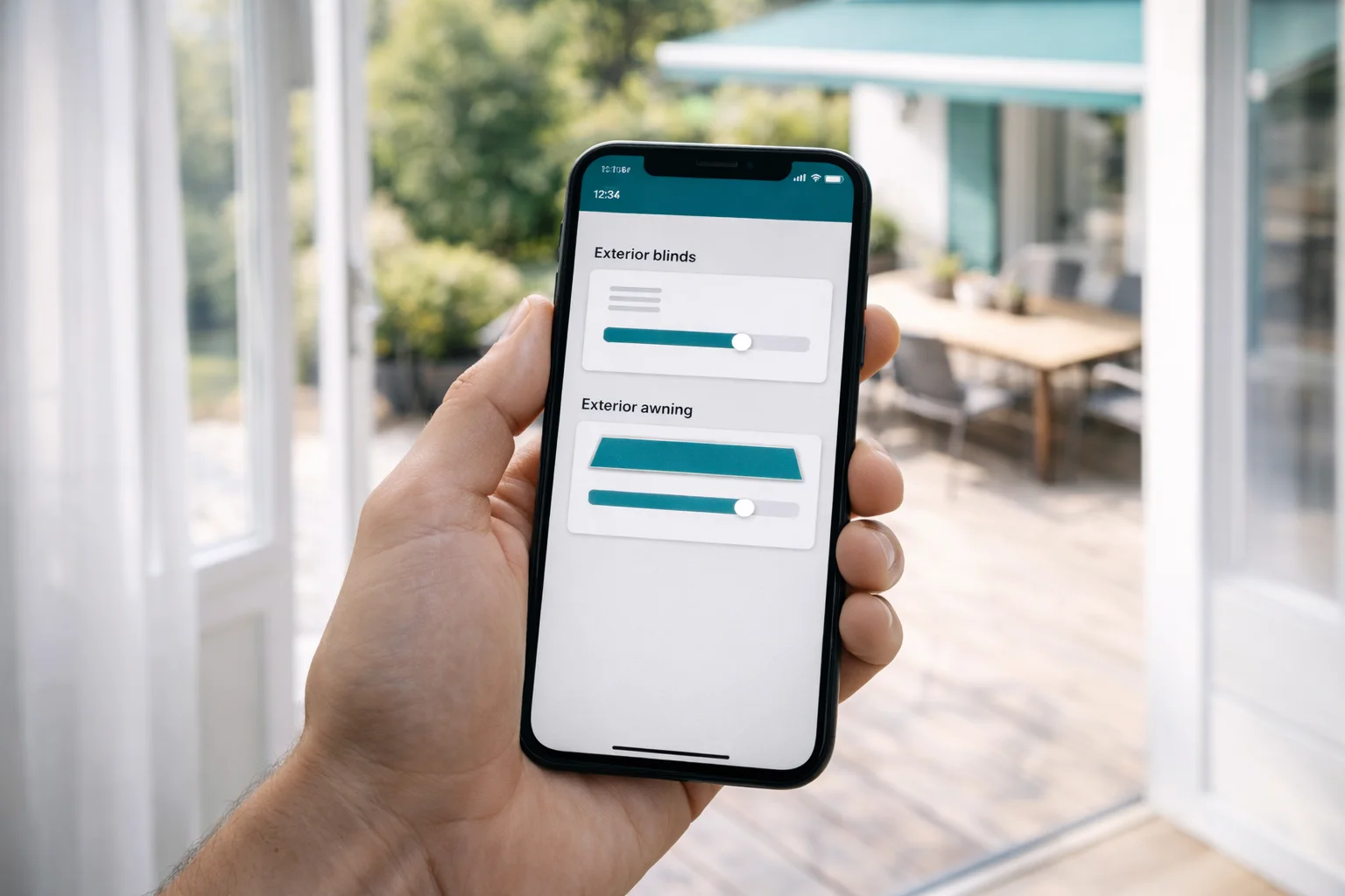 Application smartphone contrôlant le store extérieur connecté depuis une terrasse ensoleillée