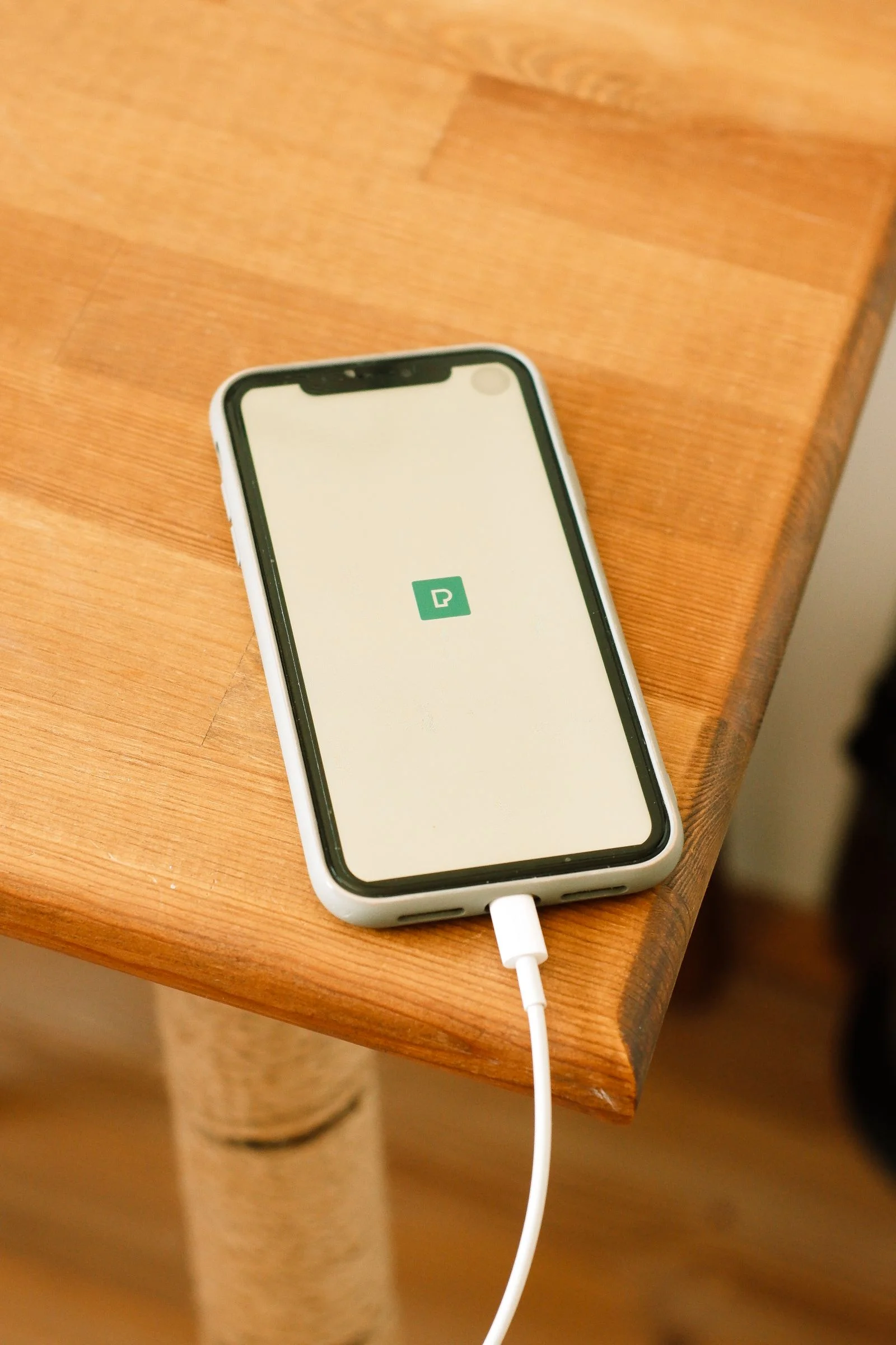 Meuble et chargeur à induction connecté 2026 : guide d'achat