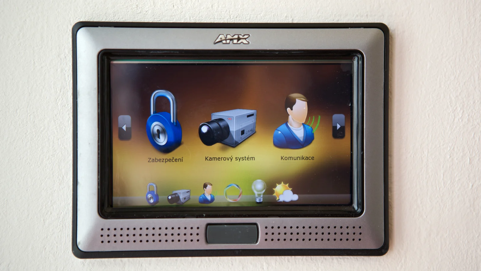 Interface de contrôle domotique murale pour bâtiment intelligent